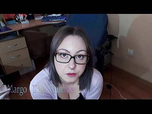 ❤️ 性感的眼镜女孩在镜头前深深地吸吮假阳具 Just porn❤